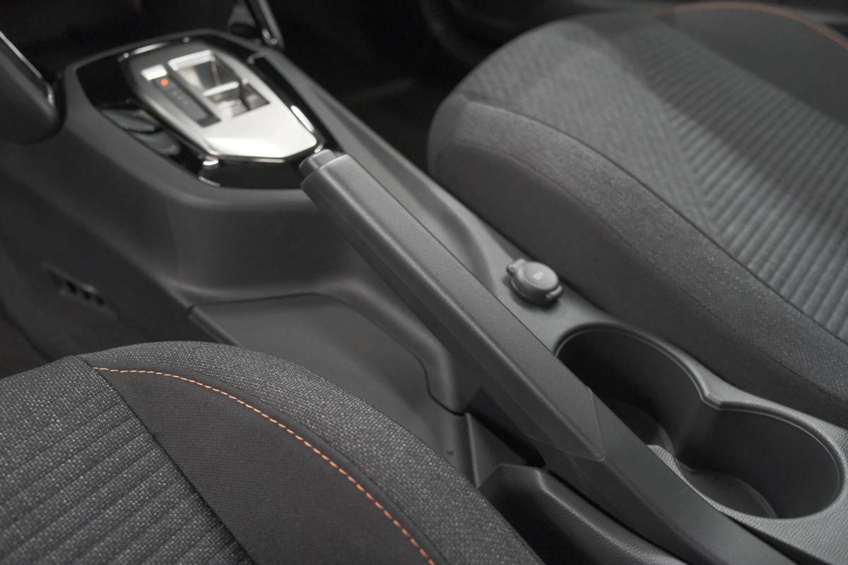 Peugeot 208 Peugeot 208 1.2 Hybrid 110 e-DCS6 Business | Direct Leverbaar | Apple Carplay | Parkeersensoren