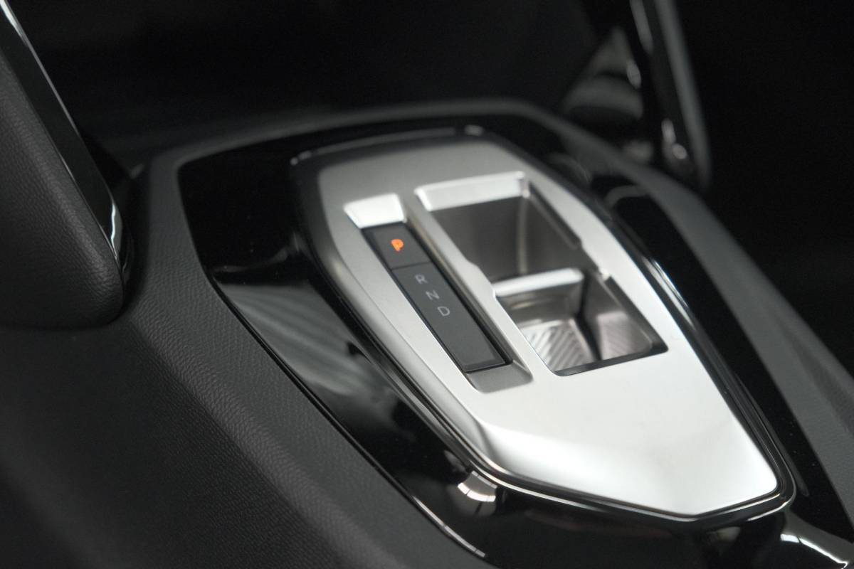 Peugeot 208 Peugeot 208 1.2 Hybrid 110 e-DCS6 Business | Direct Leverbaar | Apple Carplay | Parkeersensoren