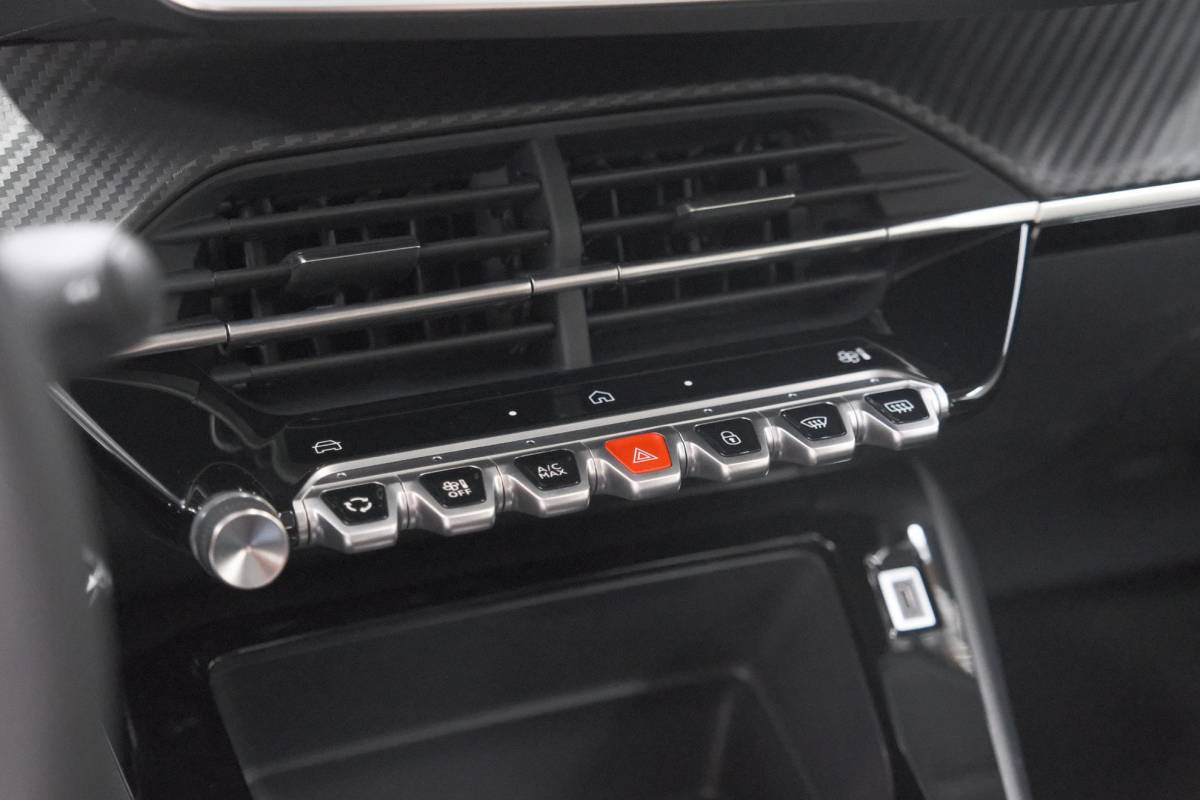 Peugeot 208 Peugeot 208 1.2 Hybrid 110 e-DCS6 Business | Direct Leverbaar | Apple Carplay | Parkeersensoren
