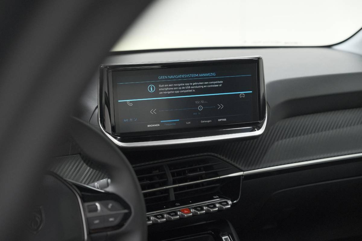 Peugeot 208 Peugeot 208 1.2 Hybrid 110 e-DCS6 Business | Direct Leverbaar | Apple Carplay | Parkeersensoren