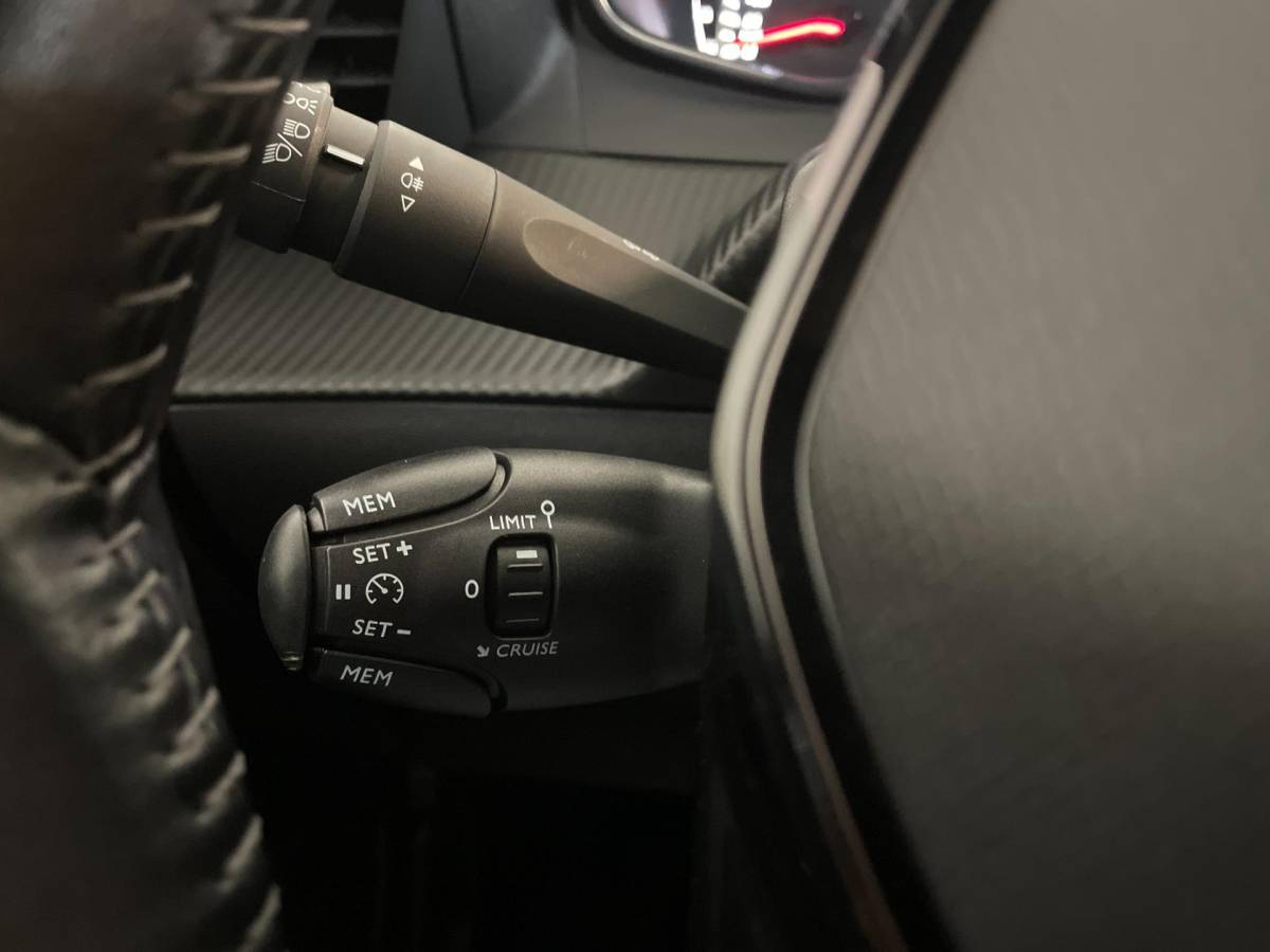 Peugeot 208 Peugeot 208 1.2 PureTech Active AIRCO NAVI CRUISE APPLE CARPLAY BLUETOOTH MULTI STUUR PDC ZEER NETTE AUTO