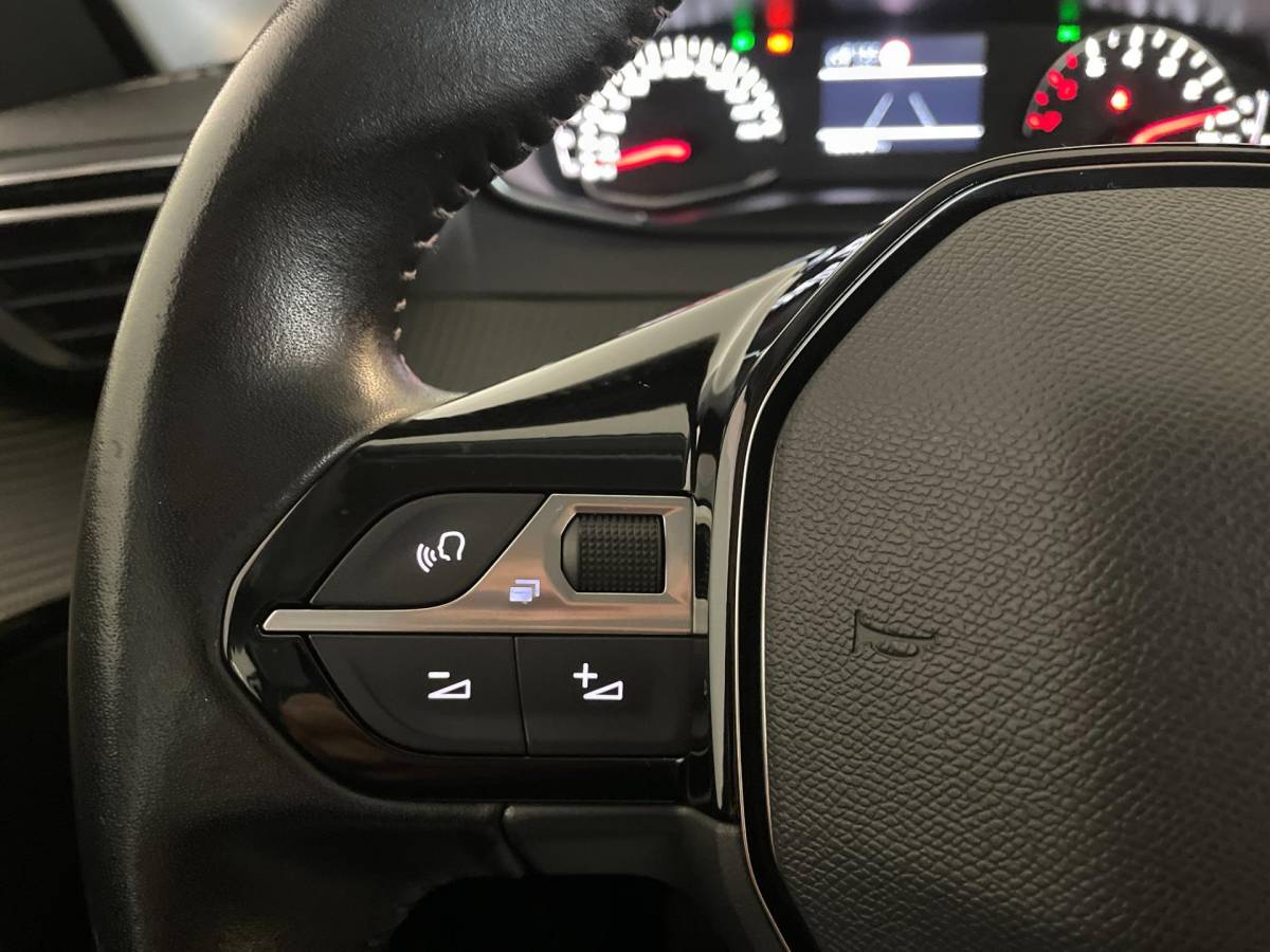Peugeot 208 Peugeot 208 1.2 PureTech Active AIRCO NAVI CRUISE APPLE CARPLAY BLUETOOTH MULTI STUUR PDC ZEER NETTE AUTO
