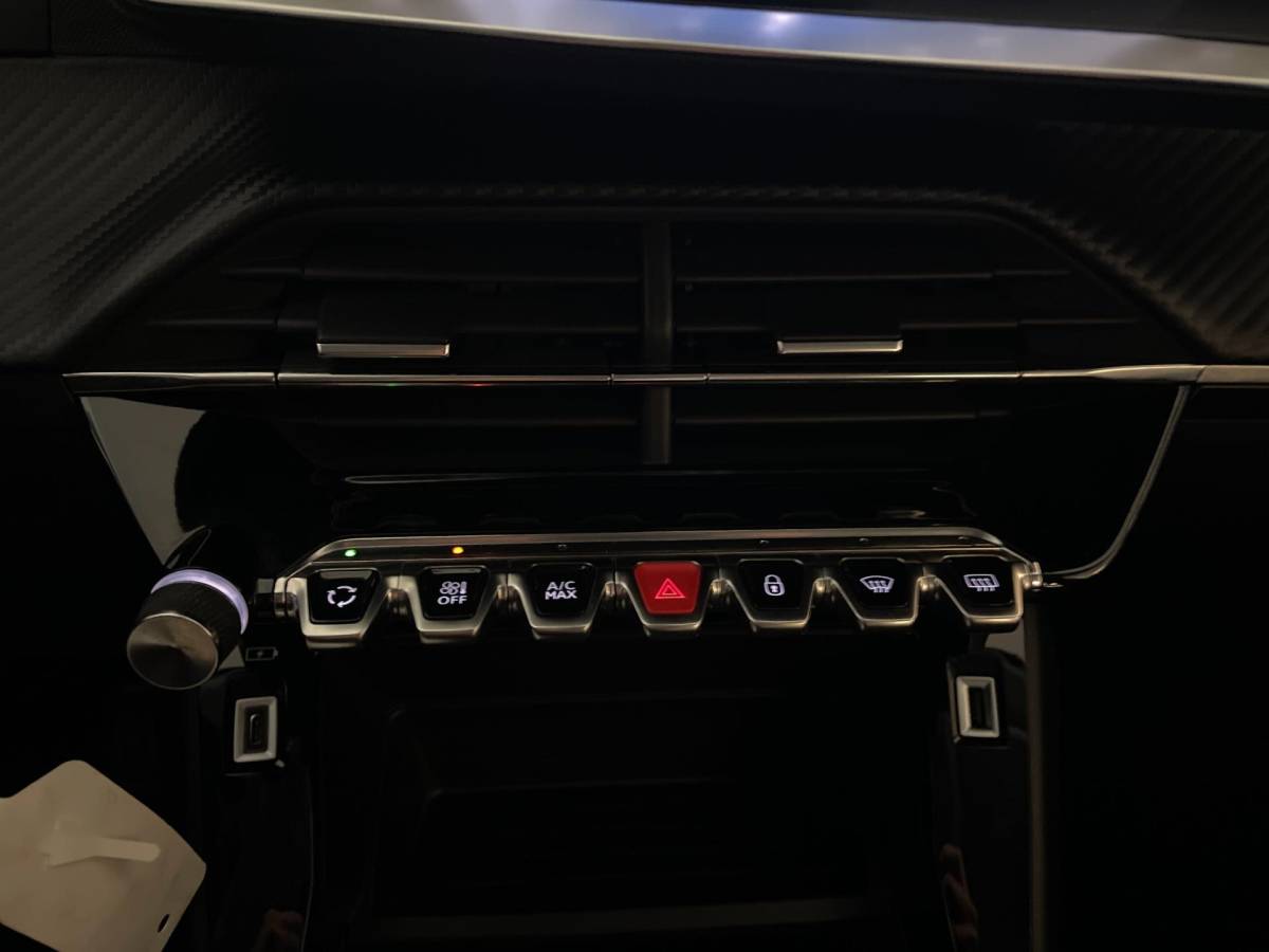 Peugeot 208 Peugeot 208 1.2 PureTech Active AIRCO NAVI CRUISE APPLE CARPLAY BLUETOOTH MULTI STUUR PDC ZEER NETTE AUTO