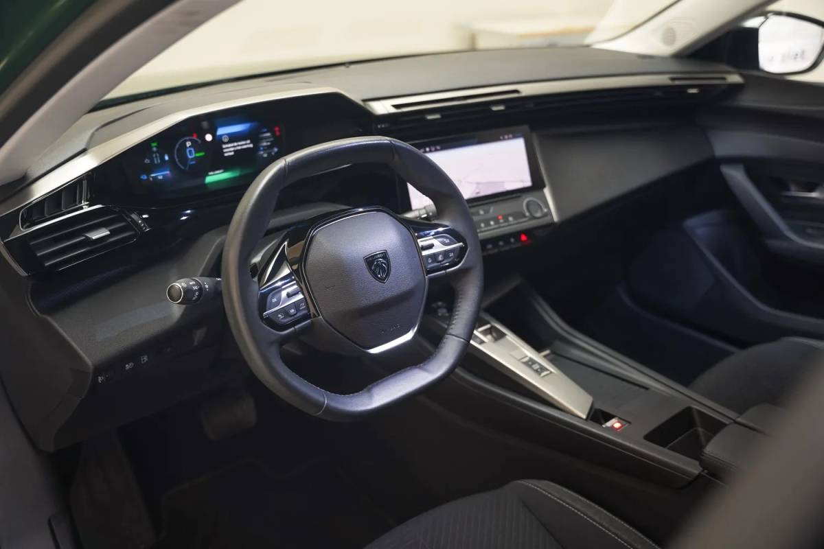 Peugeot 308 Peugeot 308 1.6 Plug-in Hybrid 180 Active [ LED Navi PDC ]