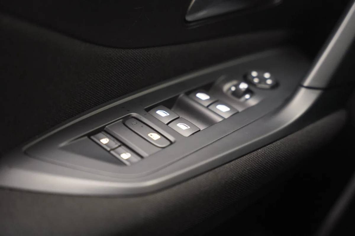 Peugeot 308 Peugeot 308 1.6 Plug-in Hybrid 180 Active [ LED Navi PDC ]