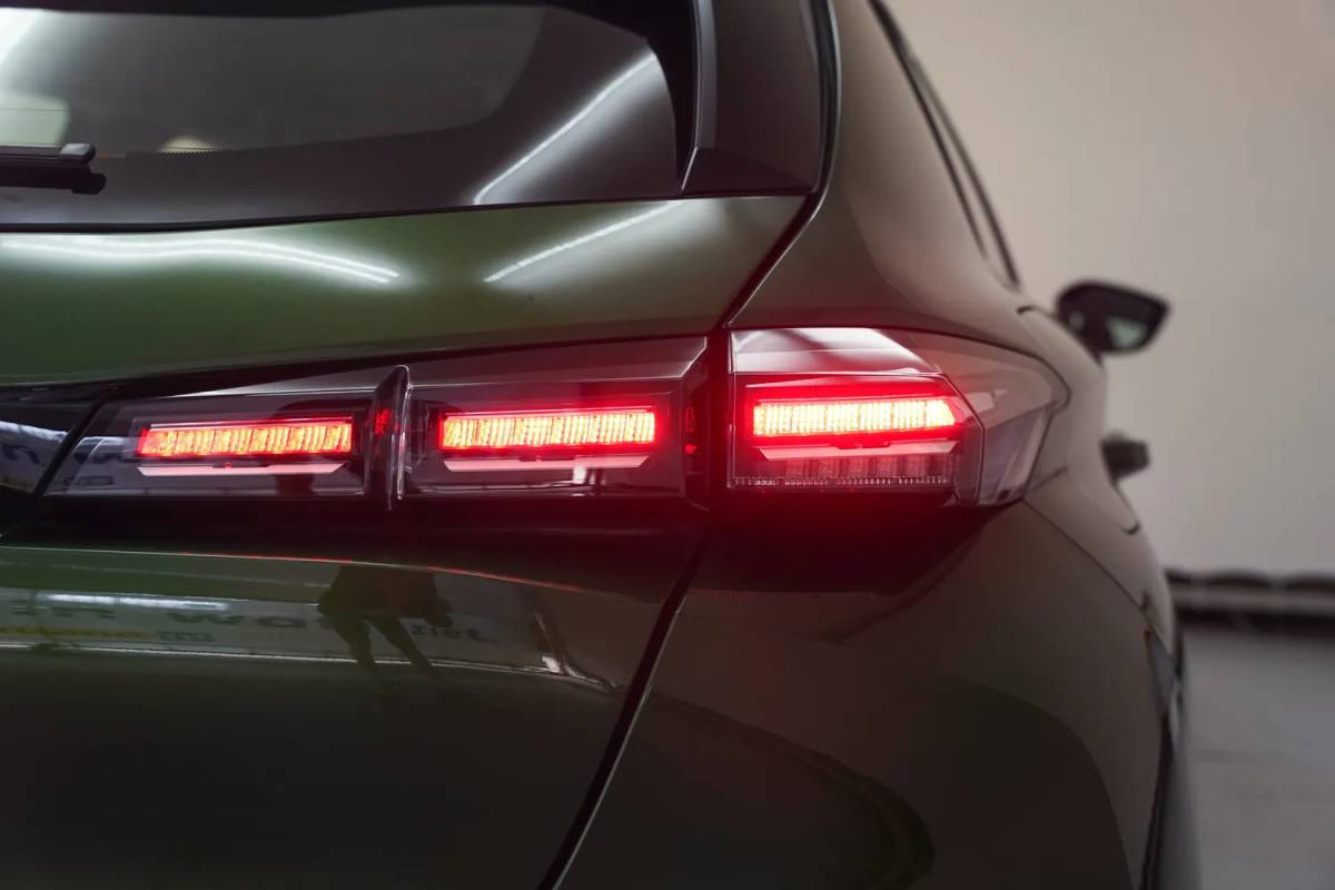 Peugeot 308 Peugeot 308 1.6 Plug-in Hybrid 180 Active [ LED Navi PDC ]