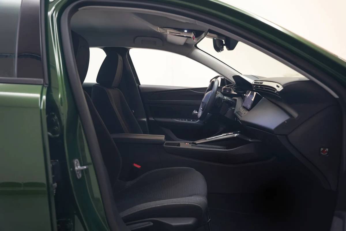 Peugeot 308 Peugeot 308 1.6 Plug-in Hybrid 180 Active [ LED Navi PDC ]