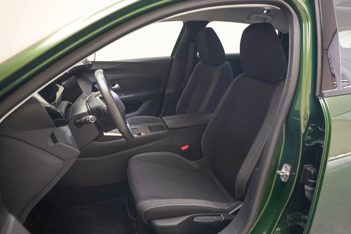 Peugeot 308 Peugeot 308 1.6 Plug-in Hybrid 180 Active [ LED Navi PDC ]