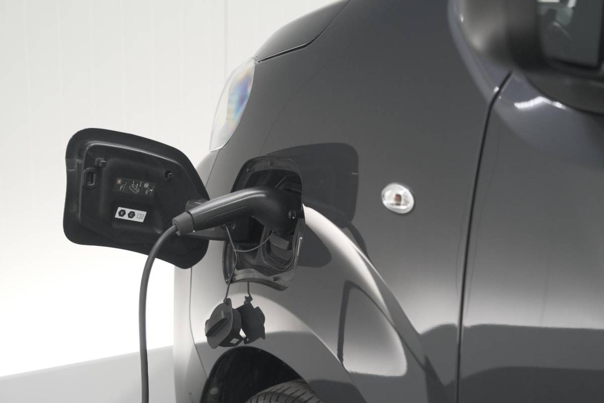 Peugeot e-Expert Peugeot e-Expert EV L2 75 kWh | Camera | Betimmering Laadruimte | Dodehoekdetectie | Apple Carplay