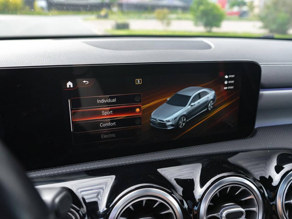 Mercedes-Benz A-Klasse Mercedes A-klasse 250 e Limousine AMG|Panoramadak|Burmester®|Camera 360°|Sterrenhemel|Stoel verwarming|Multibeam