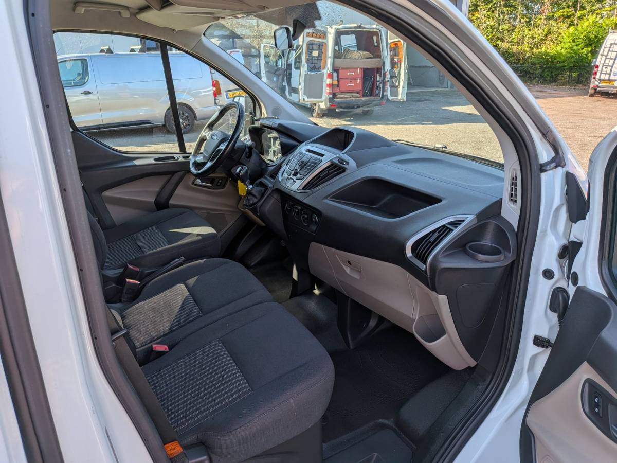 Ford Transit Custom Ford Transit Custom 290 2.0 TDCI EURO 6 L2H1 Ambiente DC Airco / Cruise / Navi