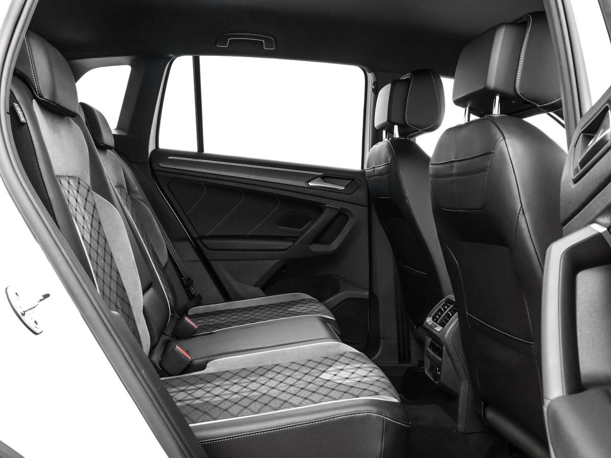 Volkswagen Tiguan Volkswagen Tiguan 1.4 TSI eHybrid 245pk DSG R-Line Business · Camera · Inklap. Trekhaak · Dodehoeksensor · Parkeer Assistent · Stuur- & Stoelverwarming · 19″Velgen ·