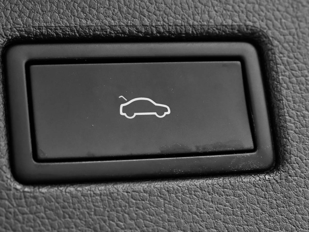 Volkswagen Tiguan Volkswagen Tiguan 1.4 TSI eHybrid 245pk DSG R-Line Business · Camera · Inklap. Trekhaak · Dodehoeksensor · Parkeer Assistent · Stuur- & Stoelverwarming · 19″Velgen ·