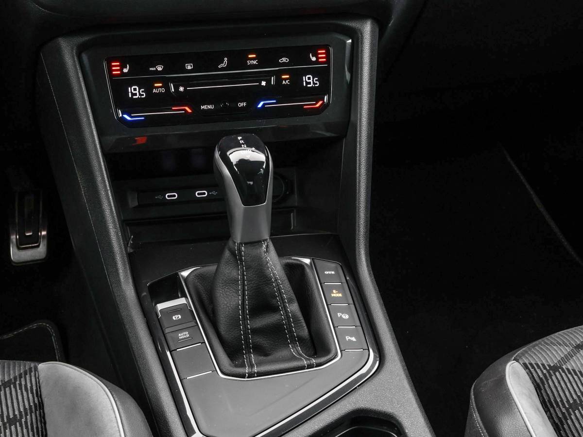 Volkswagen Tiguan Volkswagen Tiguan 1.4 TSI eHybrid 245pk DSG R-Line Business · Camera · Inklap. Trekhaak · Dodehoeksensor · Parkeer Assistent · Stuur- & Stoelverwarming · 19″Velgen ·