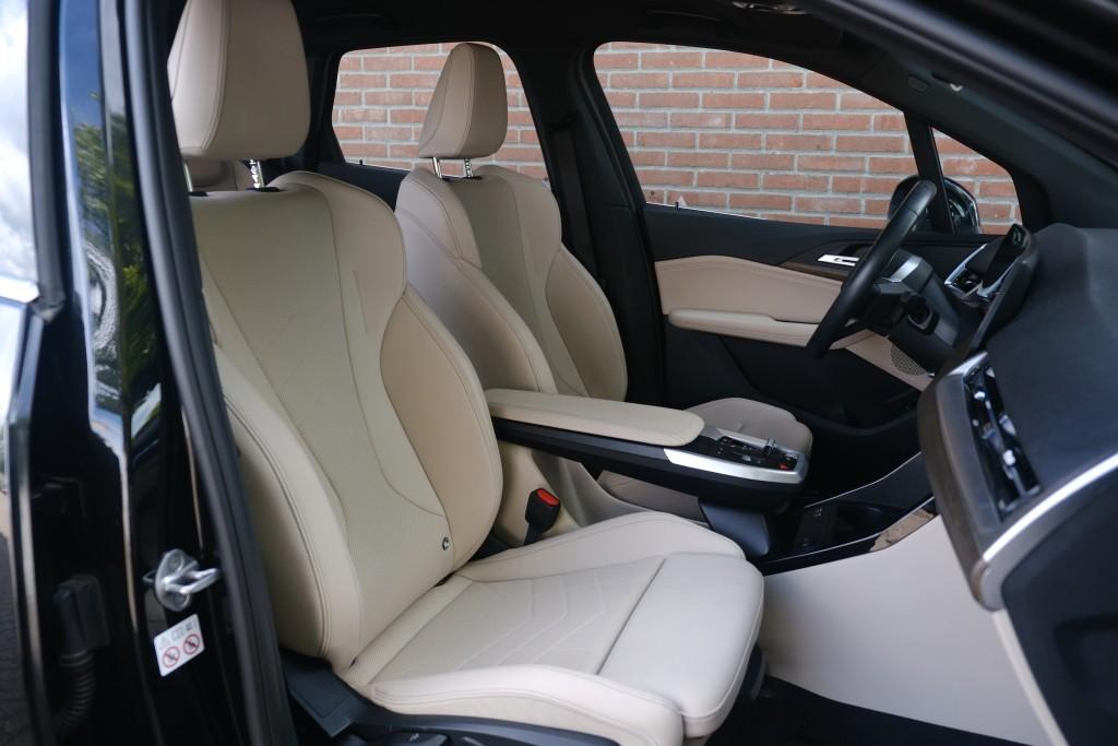 BMW 2 Serie BMW 2-Serie 218i 136pk Aut. Active Tourer Luxury Line | Navi | App Connect | Climate | Leder | Elektrische Achterklep | Camera | Sfeerverlichting | Cruise
