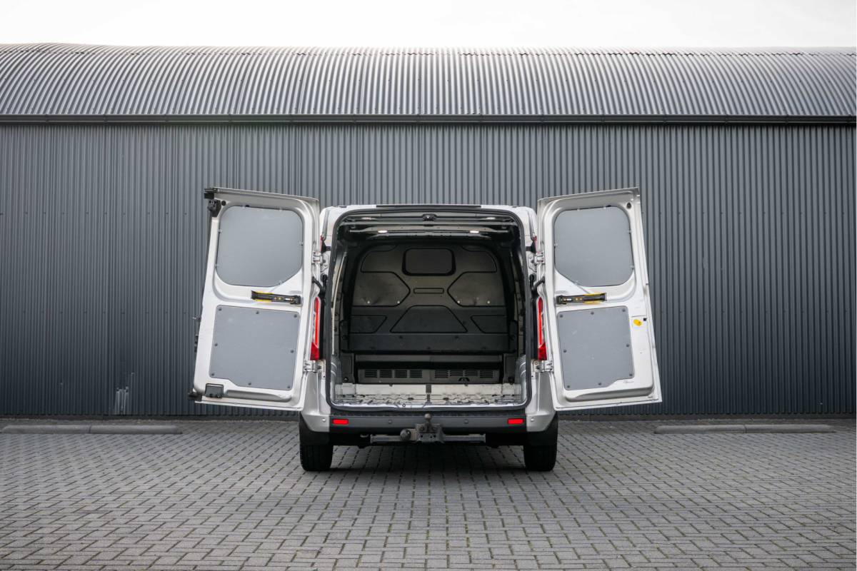 Ford Transit Custom Ford Transit Custom 2.0 EcoBlue L1H1 | Automaat | 1e Eigenaar | Limited | Camera | Cruise | PDC | Airco | Trekhaak