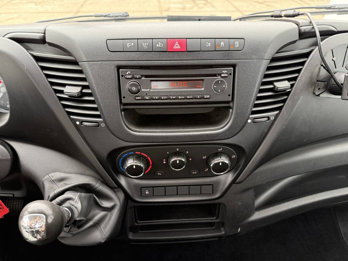 Iveco Daily Iveco Daily 35S15 3.0 L4 Open laadbak Cruise control Luchtgeveerde stoel Airco 3.5T Trekhaak