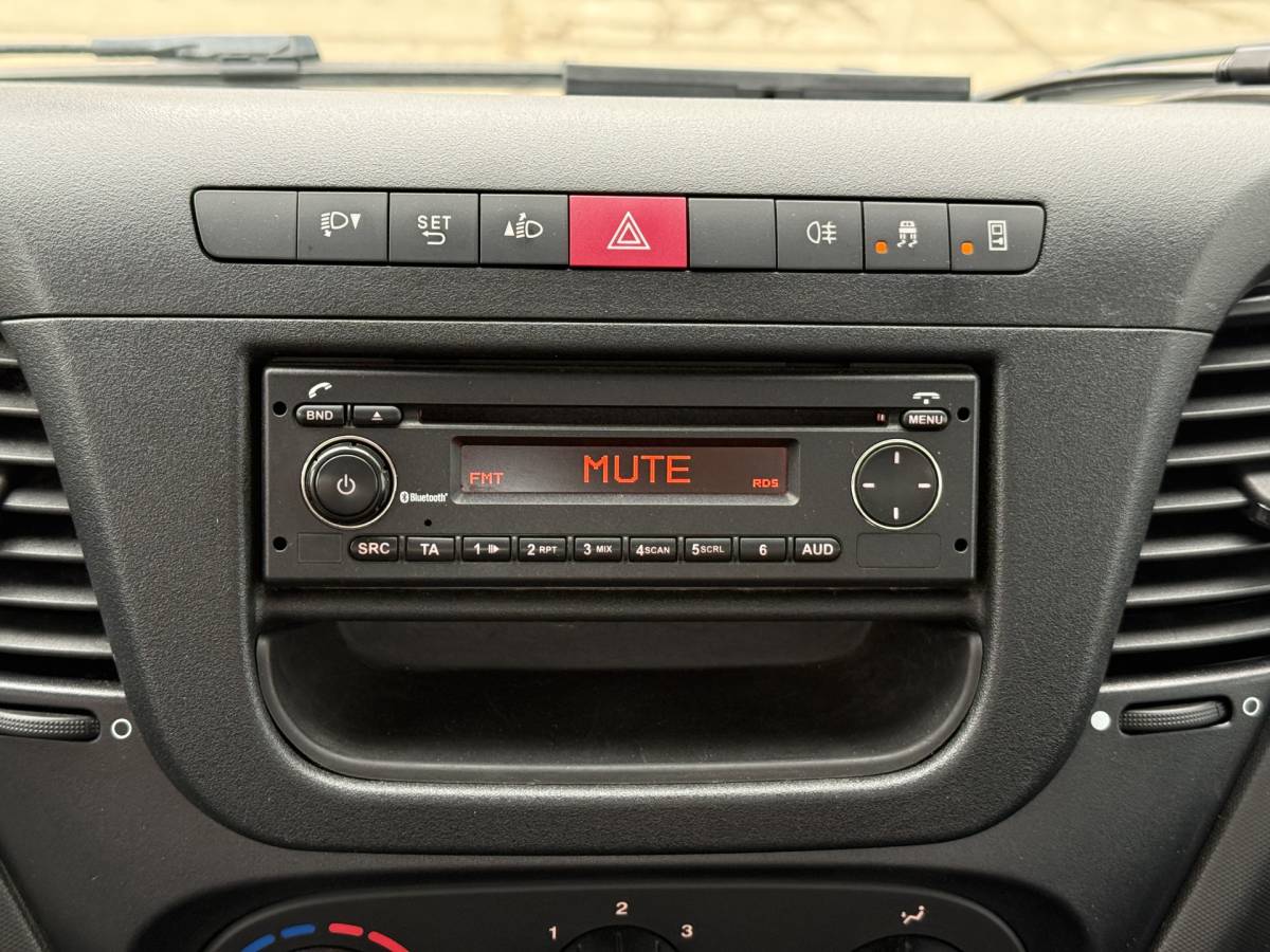 Iveco Daily Iveco Daily 35S15 3.0 L4 Open laadbak Cruise control Luchtgeveerde stoel Airco 3.5T Trekhaak