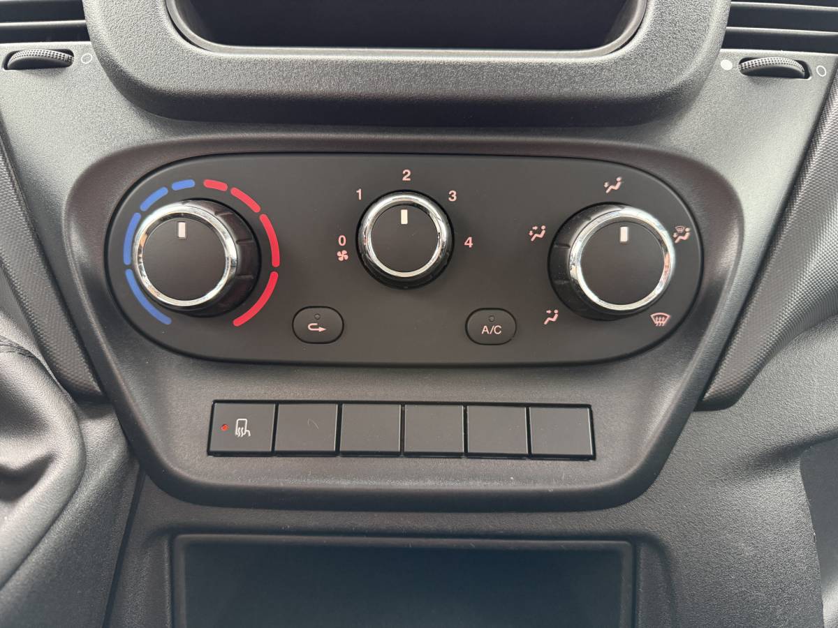 Iveco Daily Iveco Daily 35S15 3.0 L4 Open laadbak Cruise control Luchtgeveerde stoel Airco 3.5T Trekhaak