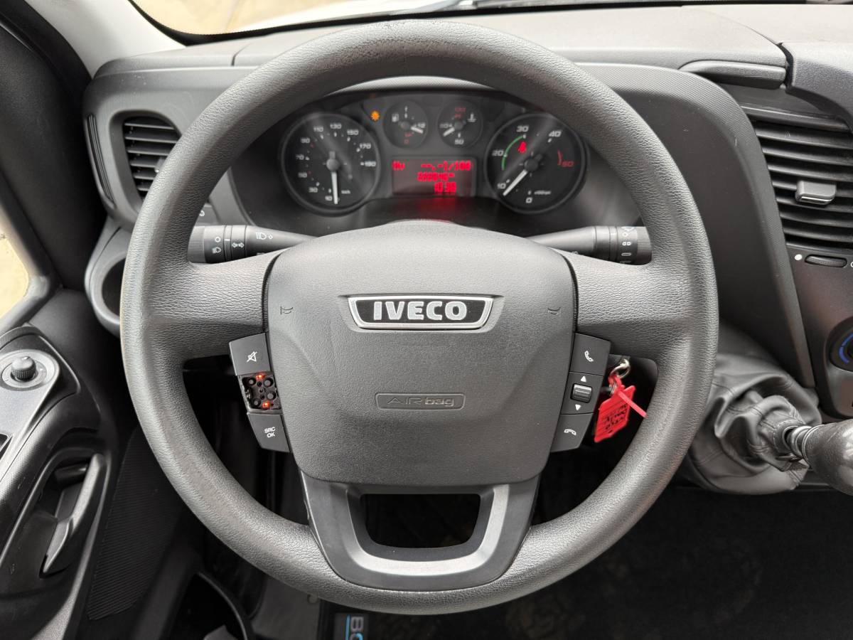 Iveco Daily Iveco Daily 35S15 3.0 L4 Open laadbak Cruise control Luchtgeveerde stoel Airco 3.5T Trekhaak