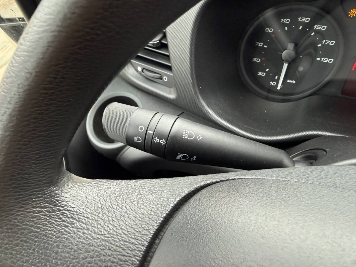 Iveco Daily Iveco Daily 35S15 3.0 L4 Open laadbak Cruise control Luchtgeveerde stoel Airco 3.5T Trekhaak