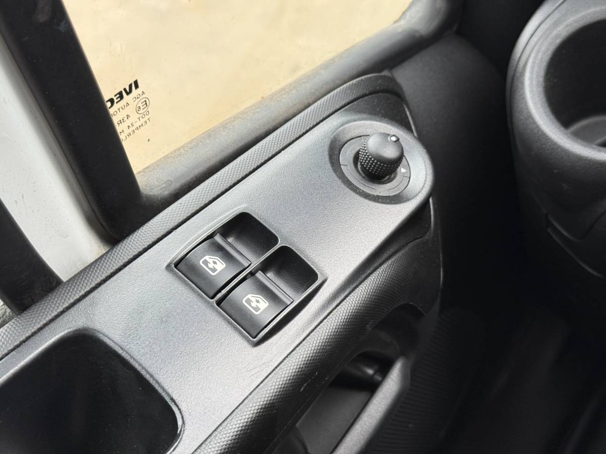 Iveco Daily Iveco Daily 35S15 3.0 L4 Open laadbak Cruise control Luchtgeveerde stoel Airco 3.5T Trekhaak