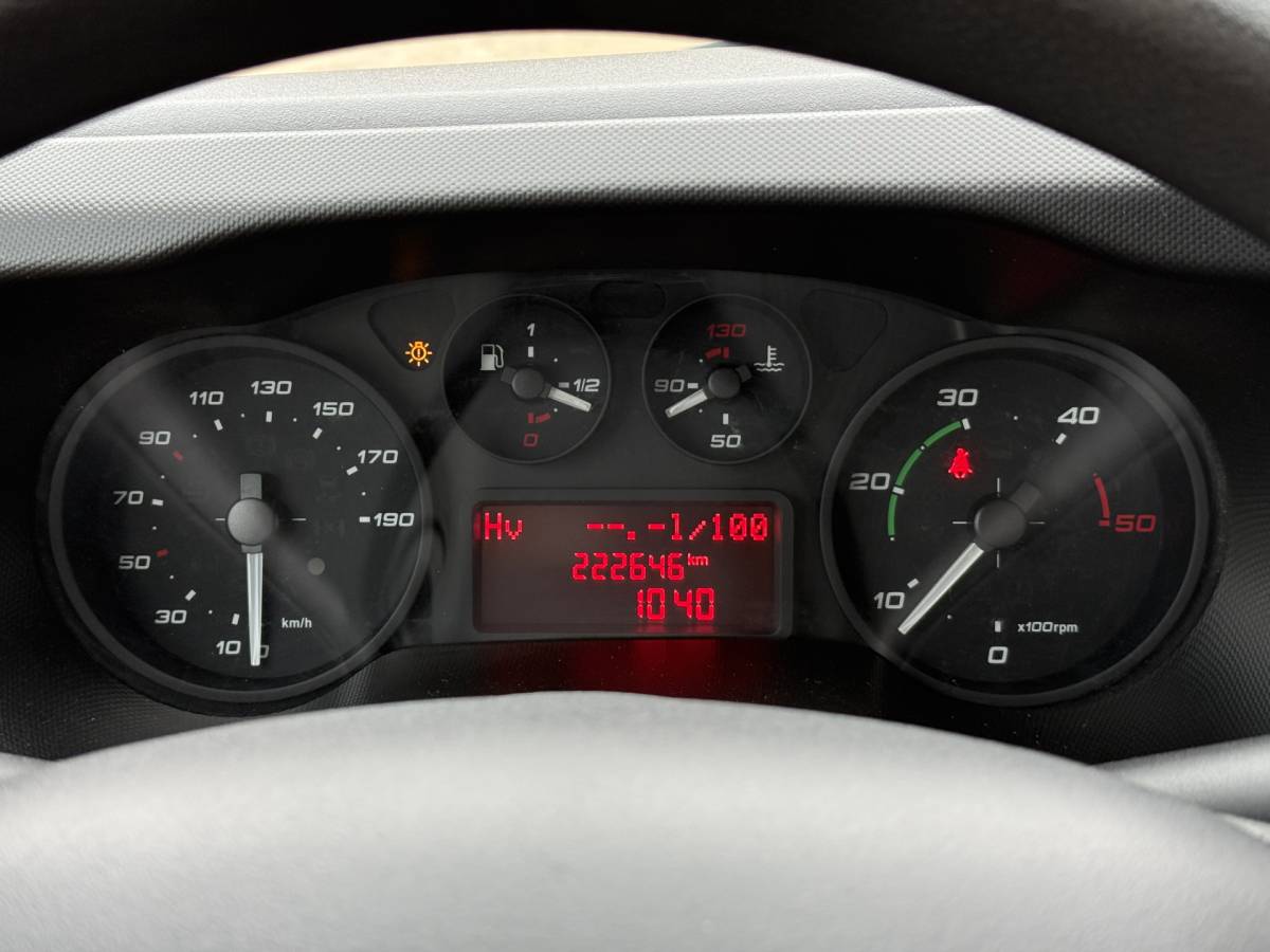 Iveco Daily Iveco Daily 35S15 3.0 L4 Open laadbak Cruise control Luchtgeveerde stoel Airco 3.5T Trekhaak