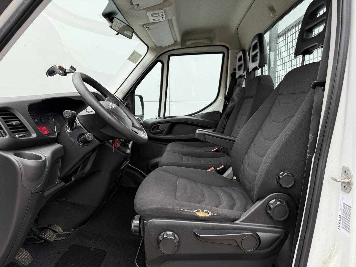 Iveco Daily Iveco Daily 35S15 3.0 L4 Open laadbak Cruise control Luchtgeveerde stoel Airco 3.5T Trekhaak