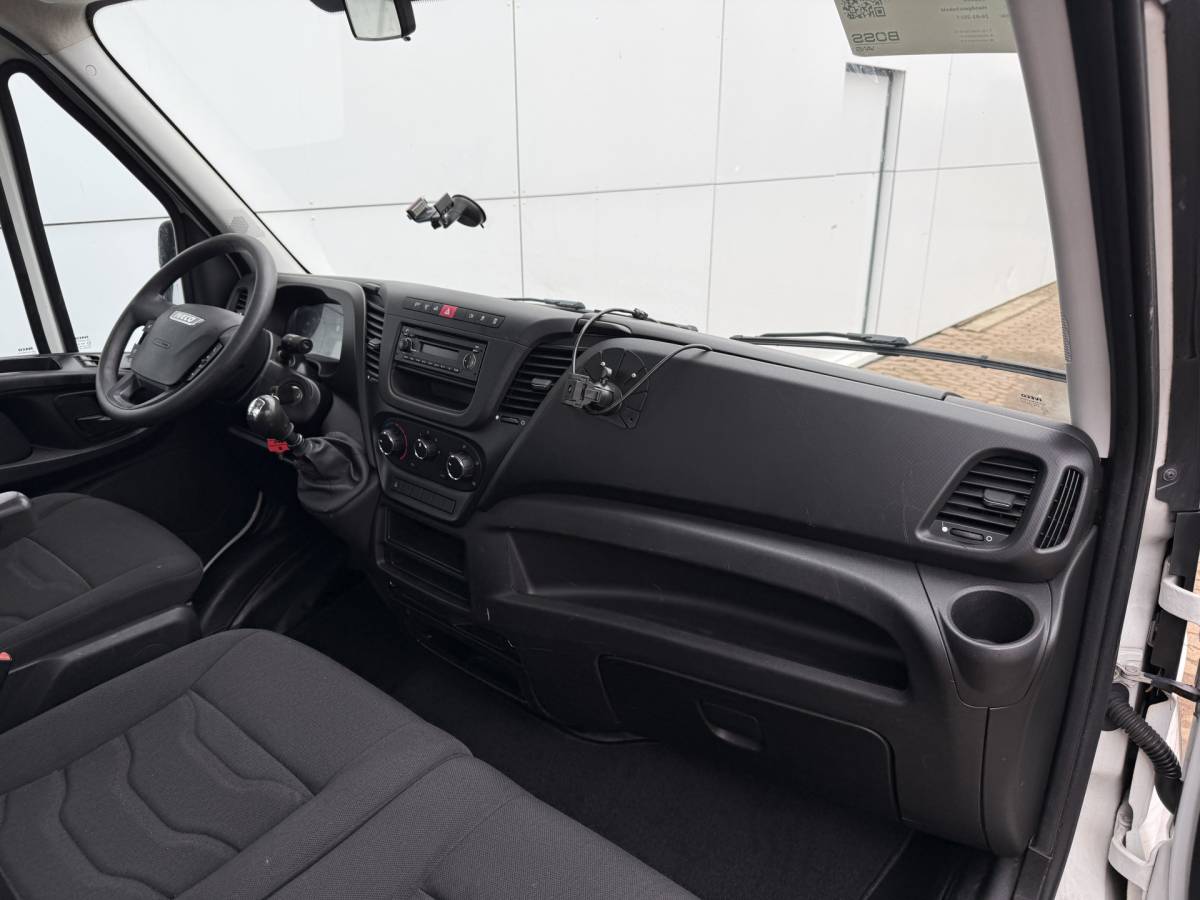Iveco Daily Iveco Daily 35S15 3.0 L4 Open laadbak Cruise control Luchtgeveerde stoel Airco 3.5T Trekhaak