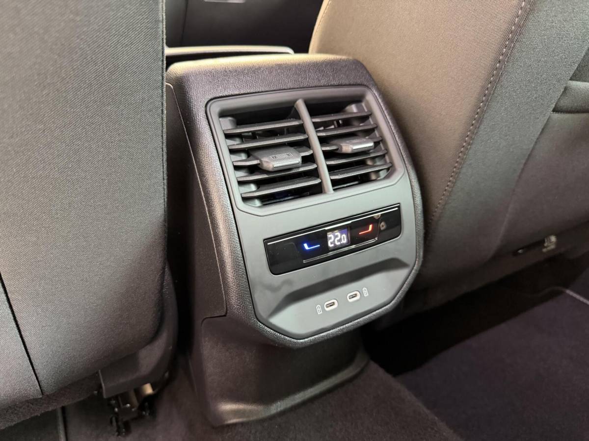 SEAT Leon Seat Leon ST 1.0 EcoTSI Style Business Intense Apple CarPlay/Android Auto | Achteruitrijcamera |  Adaptieve cruise control | Climate control | LED verlichting | Lichtmetalen velgen | Parkeersensoren voor en achter | Trekhaak afneembaar