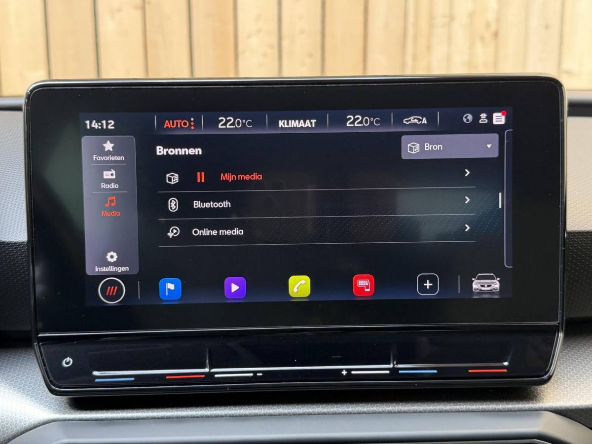 SEAT Leon Seat Leon ST 1.0 EcoTSI Style Business Intense Apple CarPlay/Android Auto | Achteruitrijcamera |  Adaptieve cruise control | Climate control | LED verlichting | Lichtmetalen velgen | Parkeersensoren voor en achter | Trekhaak afneembaar