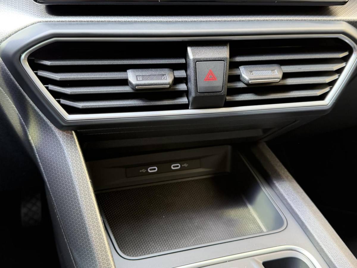 SEAT Leon Seat Leon ST 1.0 EcoTSI Style Business Intense Apple CarPlay/Android Auto | Achteruitrijcamera |  Adaptieve cruise control | Climate control | LED verlichting | Lichtmetalen velgen | Parkeersensoren voor en achter | Trekhaak afneembaar