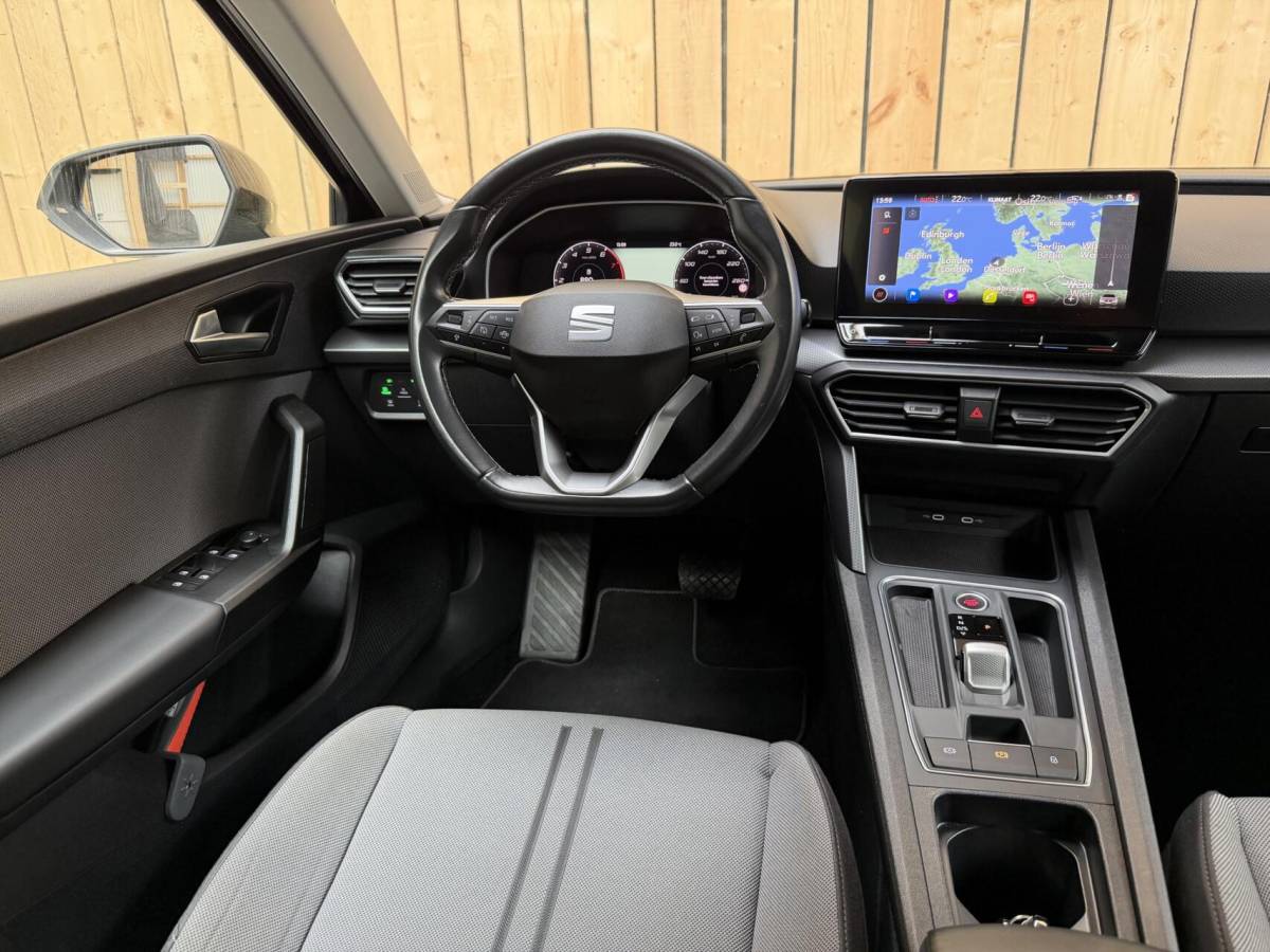 SEAT Leon Seat Leon ST 1.0 EcoTSI Style Business Intense Apple CarPlay/Android Auto | Achteruitrijcamera |  Adaptieve cruise control | Climate control | LED verlichting | Lichtmetalen velgen | Parkeersensoren voor en achter | Trekhaak afneembaar