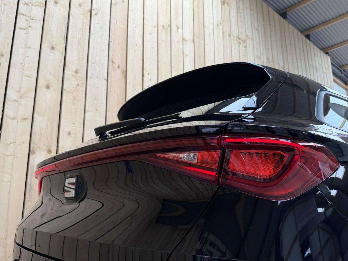 SEAT Leon Seat Leon ST 1.0 EcoTSI Style Business Intense Apple CarPlay/Android Auto | Achteruitrijcamera |  Adaptieve cruise control | Climate control | LED verlichting | Lichtmetalen velgen | Parkeersensoren voor en achter | Trekhaak afneembaar