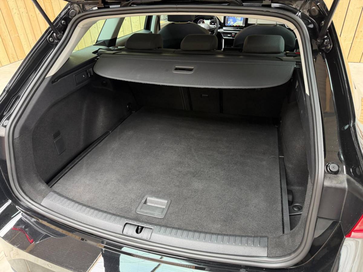SEAT Leon Seat Leon ST 1.0 EcoTSI Style Business Intense Apple CarPlay/Android Auto | Achteruitrijcamera |  Adaptieve cruise control | Climate control | LED verlichting | Lichtmetalen velgen | Parkeersensoren voor en achter | Trekhaak afneembaar