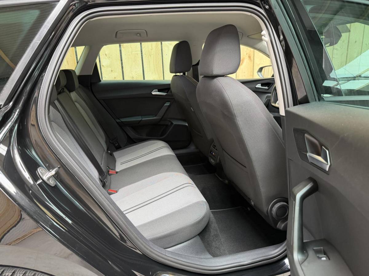 SEAT Leon Seat Leon ST 1.0 EcoTSI Style Business Intense Apple CarPlay/Android Auto | Achteruitrijcamera |  Adaptieve cruise control | Climate control | LED verlichting | Lichtmetalen velgen | Parkeersensoren voor en achter | Trekhaak afneembaar