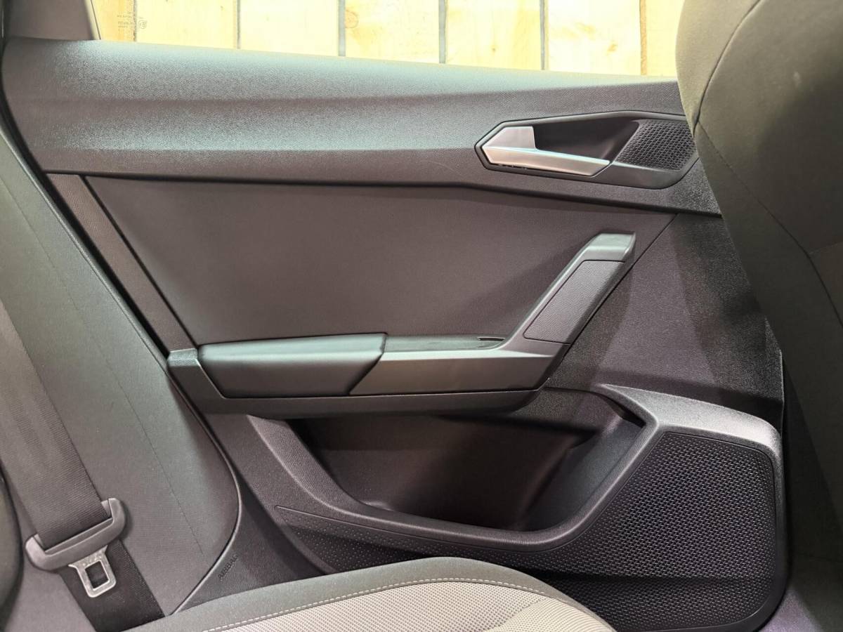 SEAT Leon Seat Leon ST 1.0 EcoTSI Style Business Intense Apple CarPlay/Android Auto | Achteruitrijcamera |  Adaptieve cruise control | Climate control | LED verlichting | Lichtmetalen velgen | Parkeersensoren voor en achter | Trekhaak afneembaar