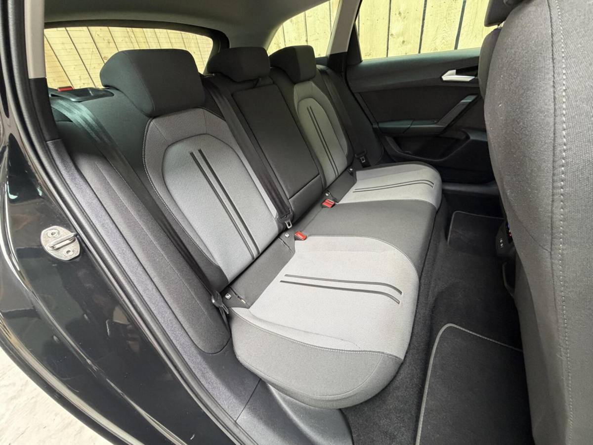 SEAT Leon Seat Leon ST 1.0 EcoTSI Style Business Intense Apple CarPlay/Android Auto | Achteruitrijcamera |  Adaptieve cruise control | Climate control | LED verlichting | Lichtmetalen velgen | Parkeersensoren voor en achter | Trekhaak afneembaar