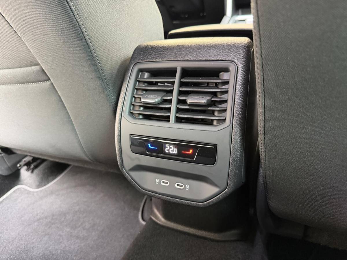 SEAT Leon Seat Leon ST 1.0 EcoTSI Style Business Intense Apple CarPlay/Android Auto | Achteruitrijcamera |  Adaptieve cruise control | Climate control | LED verlichting | Lichtmetalen velgen | Parkeersensoren voor en achter | Trekhaak afneembaar