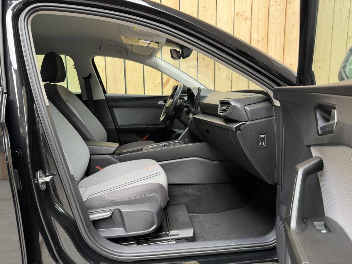 SEAT Leon Seat Leon ST 1.0 EcoTSI Style Business Intense Apple CarPlay/Android Auto | Achteruitrijcamera |  Adaptieve cruise control | Climate control | LED verlichting | Lichtmetalen velgen | Parkeersensoren voor en achter | Trekhaak afneembaar