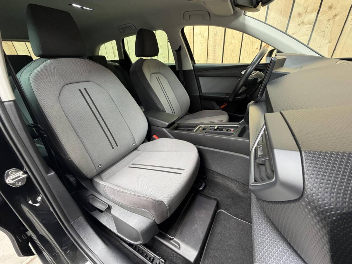 SEAT Leon Seat Leon ST 1.0 EcoTSI Style Business Intense Apple CarPlay/Android Auto | Achteruitrijcamera |  Adaptieve cruise control | Climate control | LED verlichting | Lichtmetalen velgen | Parkeersensoren voor en achter | Trekhaak afneembaar
