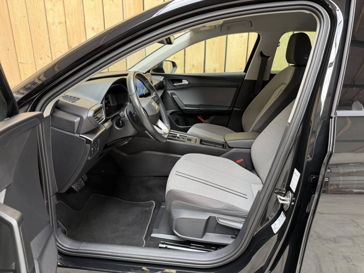 SEAT Leon Seat Leon ST 1.0 EcoTSI Style Business Intense Apple CarPlay/Android Auto | Achteruitrijcamera |  Adaptieve cruise control | Climate control | LED verlichting | Lichtmetalen velgen | Parkeersensoren voor en achter | Trekhaak afneembaar
