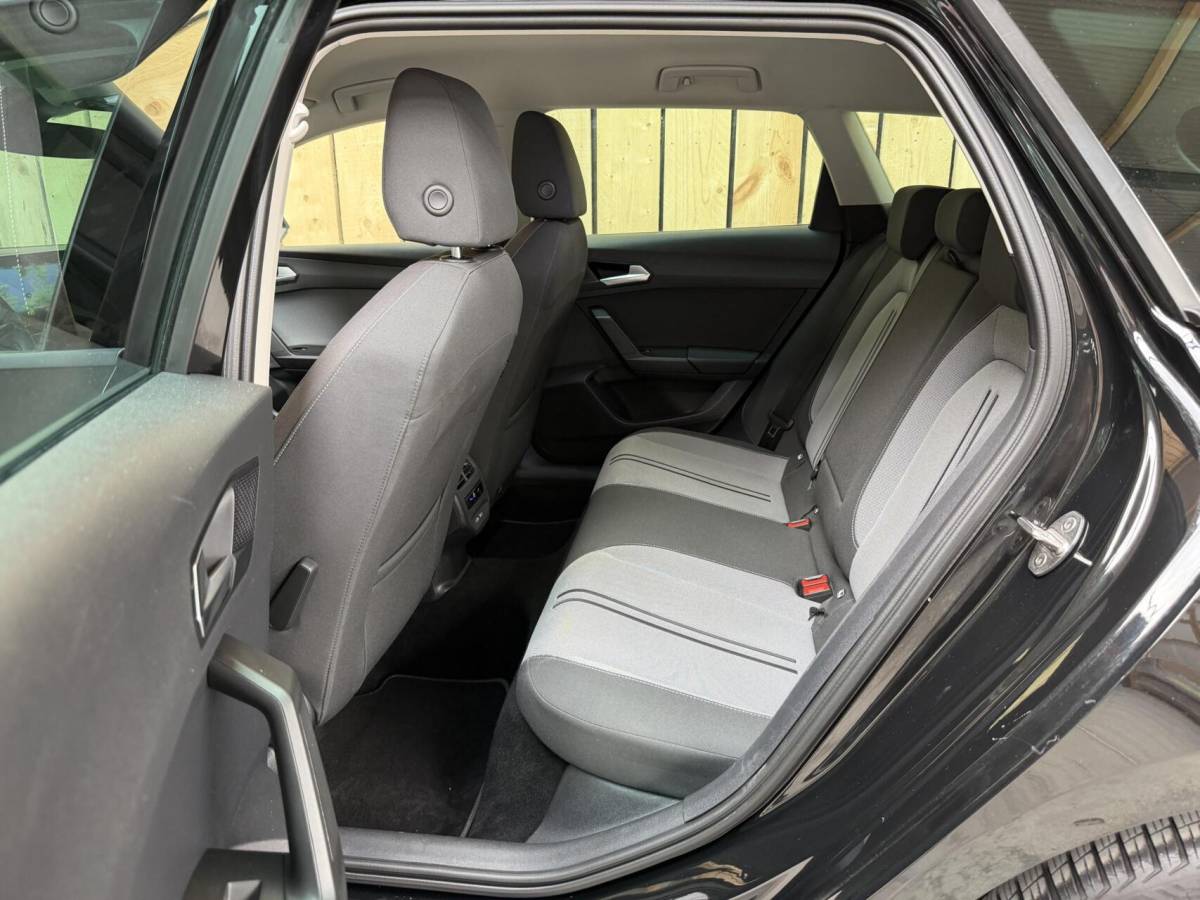 SEAT Leon Seat Leon ST 1.0 EcoTSI Style Business Intense Apple CarPlay/Android Auto | Achteruitrijcamera |  Adaptieve cruise control | Climate control | LED verlichting | Lichtmetalen velgen | Parkeersensoren voor en achter | Trekhaak afneembaar