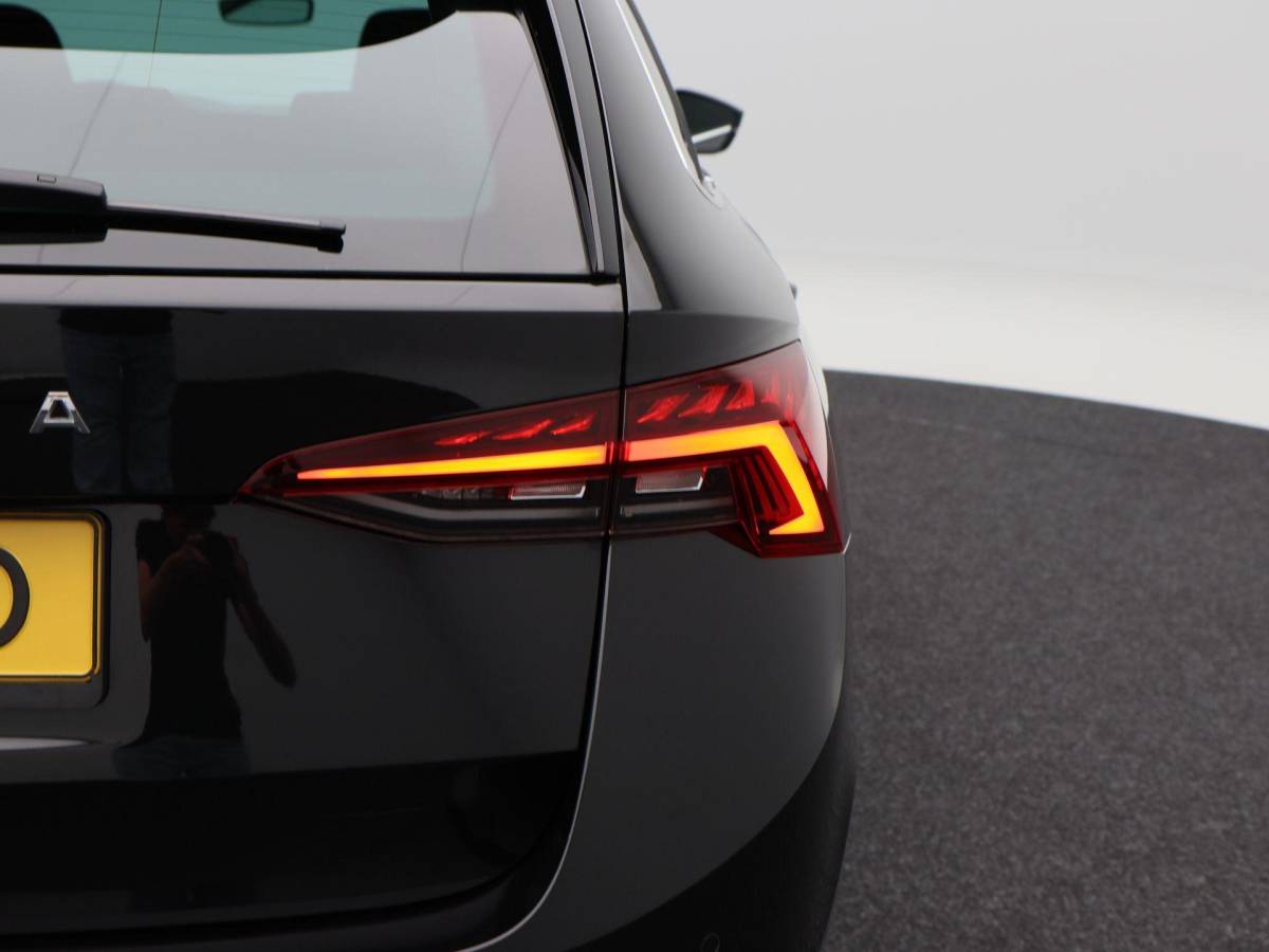 Škoda Octavia Skoda Octavia Combi 1.0 TSi Business Edition Plus 110 Pk | Adaptive Cruise | Elektrische Achterklep | Stoelverwarming | Navigatie | Privacy Glass | 17 Inch