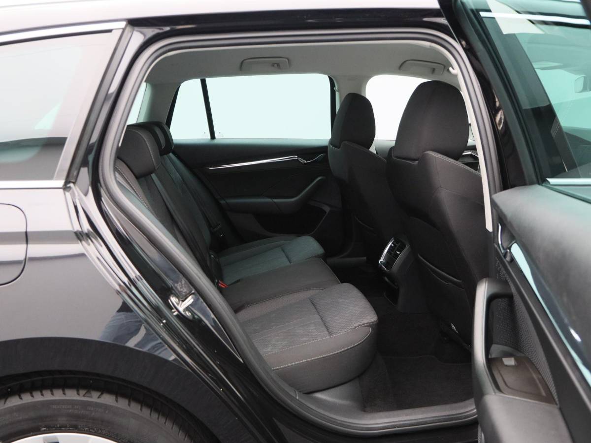 Škoda Octavia Skoda Octavia Combi 1.0 TSi Business Edition Plus 110 Pk | Adaptive Cruise | Elektrische Achterklep | Stoelverwarming | Navigatie | Privacy Glass | 17 Inch
