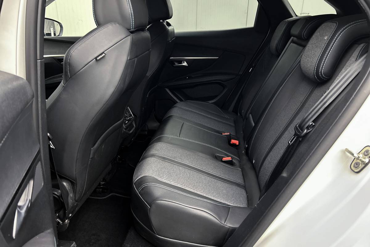 Peugeot 3008 Peugeot 3008 1.6 HYbrid 225 Allure | Camera | Half lederen bekleding | LED koplampen