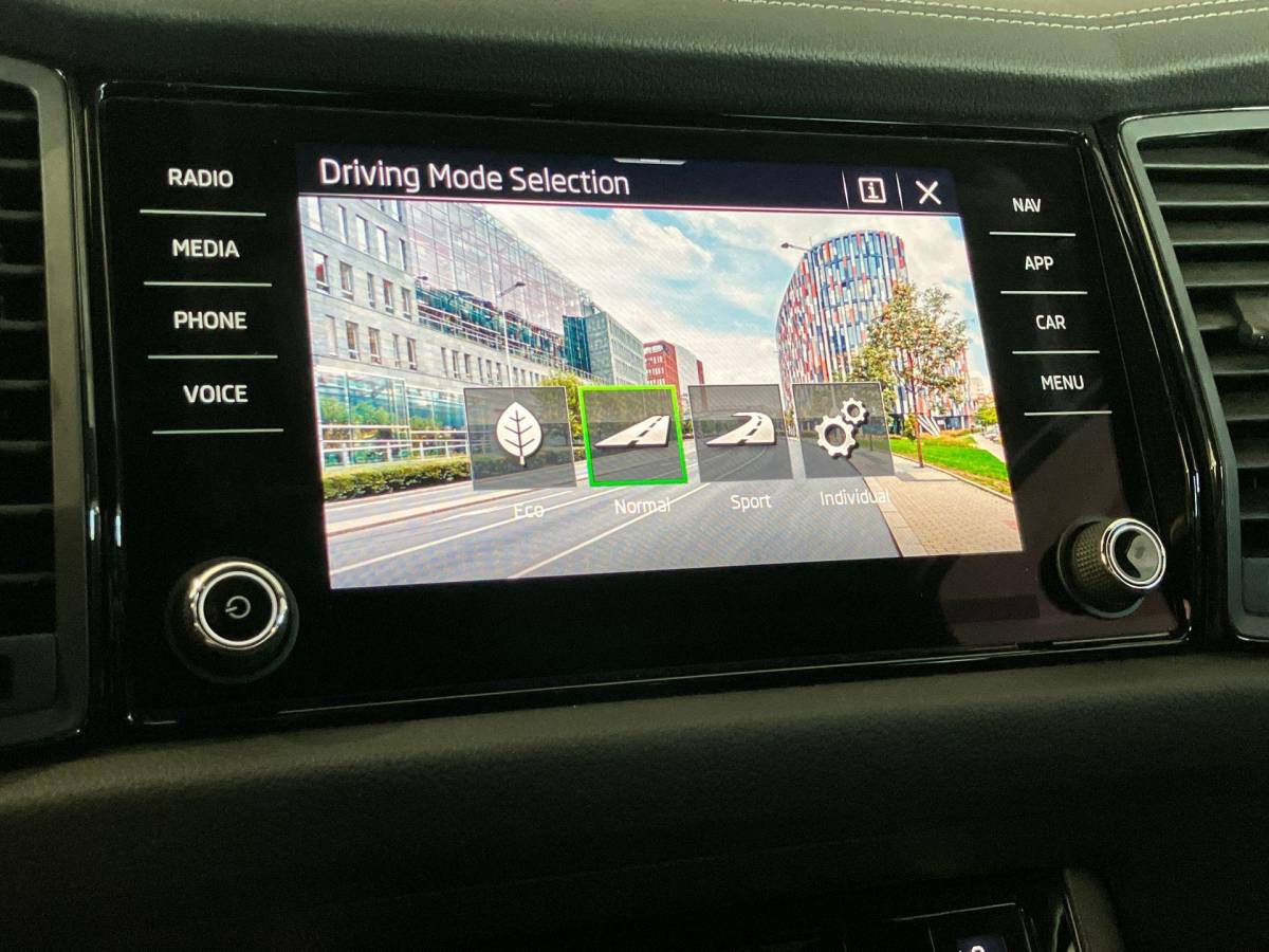 Škoda Kodiaq Skoda Kodiaq 1.5TSI/150PK Sportline Business 7p. DSG · Panoramadak · Camera · Leder/Alcantara · Apple/Android Car Play ·