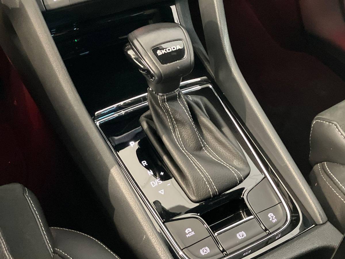 Škoda Kodiaq Skoda Kodiaq 1.5TSI/150PK Sportline Business 7p. DSG · Panoramadak · Camera · Leder/Alcantara · Apple/Android Car Play ·