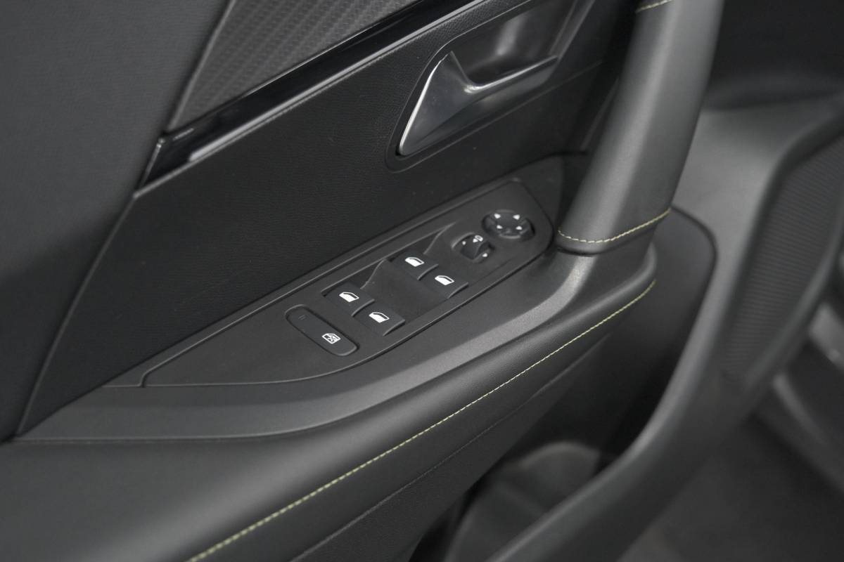 Peugeot 2008 Peugeot 2008 PureTech 130 GT Pack | Leer-Pakket | Dodehoekdetectie | Camera | Navigatie