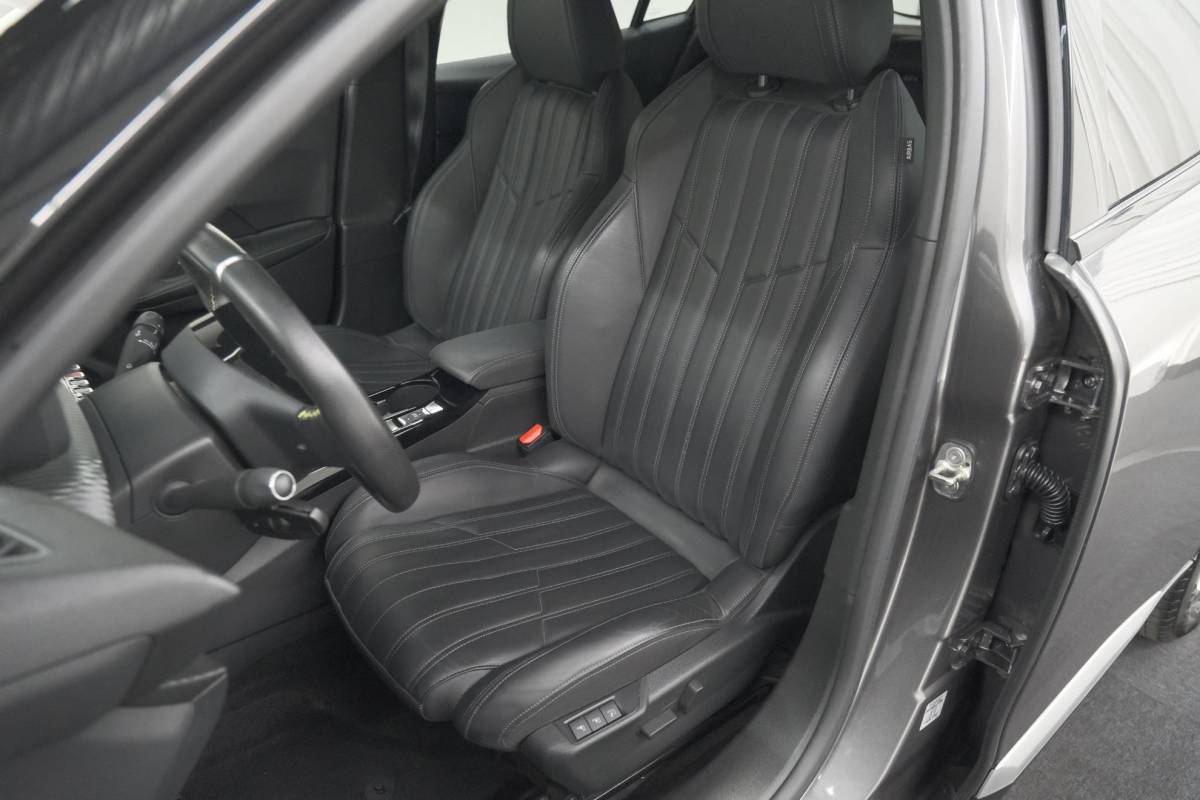 Peugeot 2008 Peugeot 2008 PureTech 130 GT Pack | Leer-Pakket | Dodehoekdetectie | Camera | Navigatie